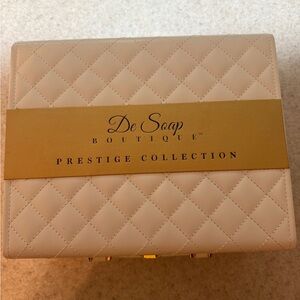 De Soap Boutique Quilted Box skincare set